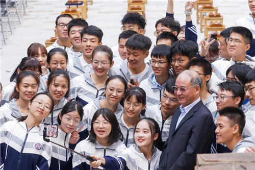 3.leyu乐鱼在线官网党委书记万明与“天佑学子”自拍合影。（罗霄 摄）.jpg