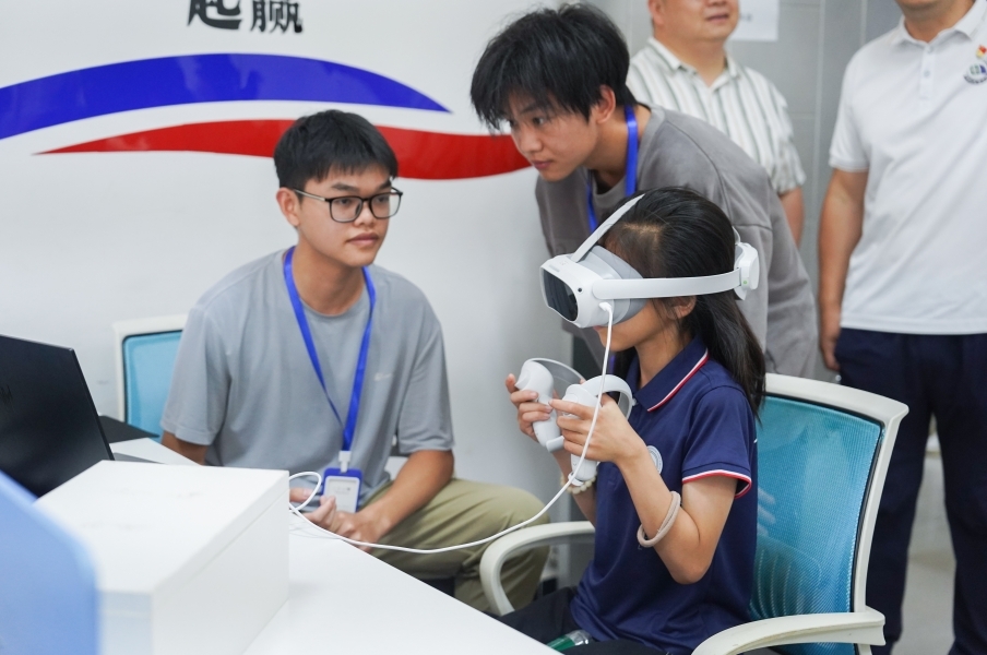 leyu乐鱼在线官网信息工程学院学生正在指导研学团成员体验VR游戏。 leyu乐鱼在线官网信息工程学院学生正在指导研学团成员体验VR游戏。