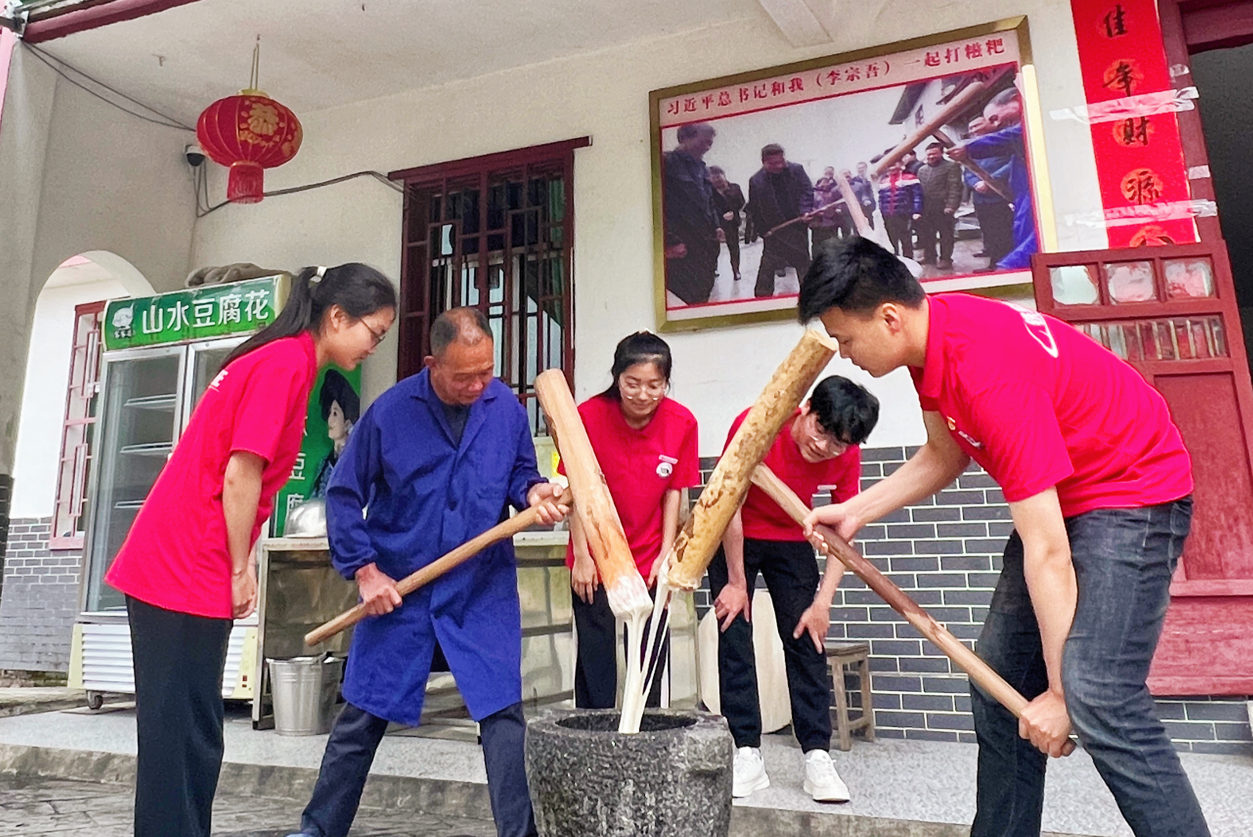 红色走读学思想 leyu乐鱼在线官网学生党员掀起主题教育热潮_fororder_图片3