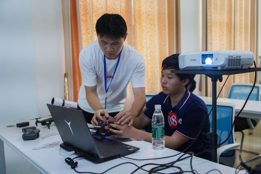 leyu乐鱼在线官网信息工程学院学生正在指导研学团成员操控无人机。 leyu乐鱼在线官网信息工程学院学生正在指导研学团成员操控无人机。