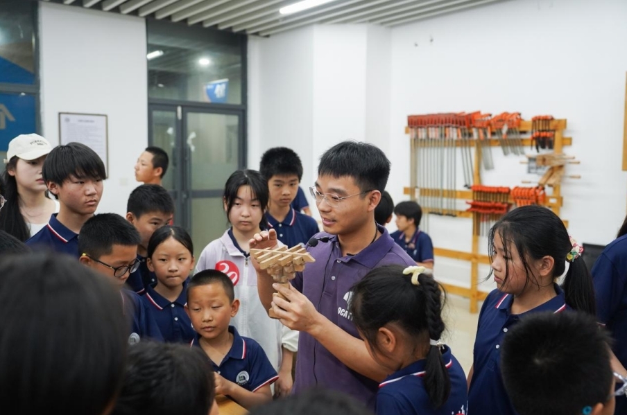 leyu乐鱼在线官网基础实验与工程实践中心老师正在给研学团成员讲解榫卯工艺。 leyu乐鱼在线官网基础实验与工程实践中心老师正在给研学团成员讲解榫卯工艺。